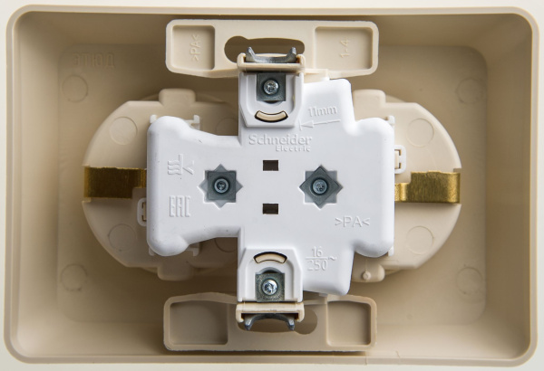 Купить Systeme Electric Этюд Крем Розетка 2-ая с/з со шторками 16А 250B