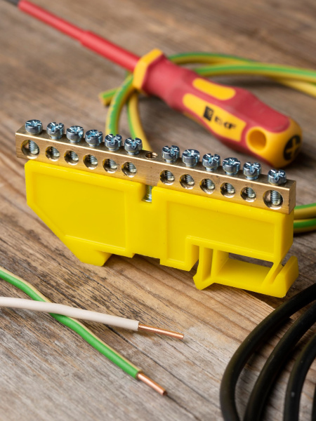 Купить EKF PROxima Шина "0" N (6х9мм) 12 отверстий латунь желтый изолятор на DIN-рейку