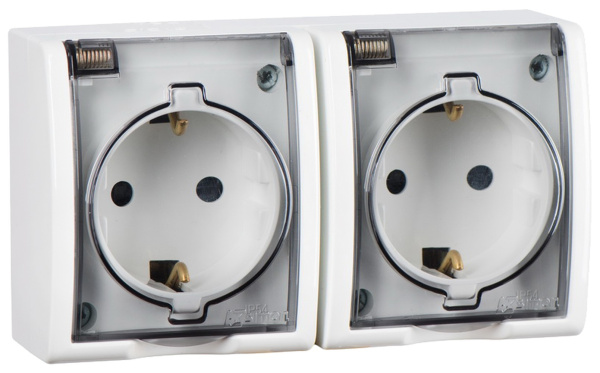 Simon 15 Aqua Белая Розетка 2-ая с/з с крышкой с защитными шторками наружная, IP54 1594443-030