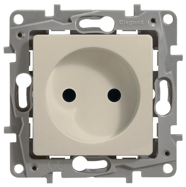 Купить Legrand Etika Слоновая кость Розетка б/з со шторками, винтовые клеммы 672334