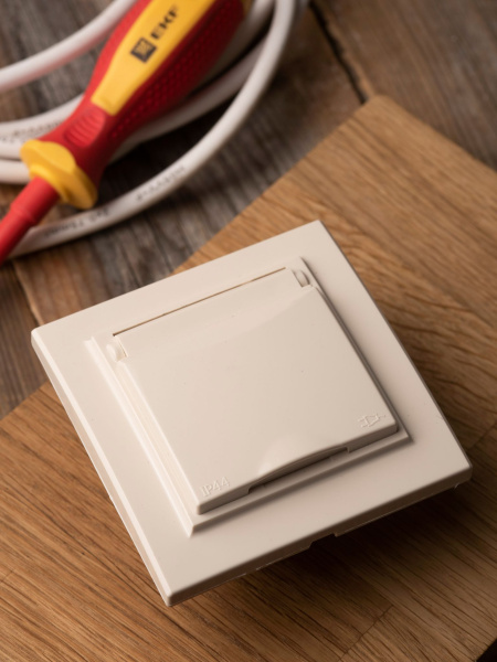 Купить EKF Basic Минск Бежевый Розетка с/з, со шторками и крышкой, 16А, IP44, СП