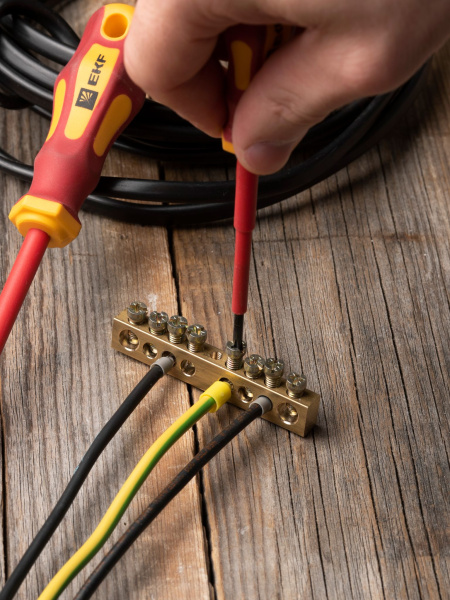 Купить EKF PROxima Шина PEN "ноль-земля" (8х12мм) 8 отверстий латунь крепеж по центру