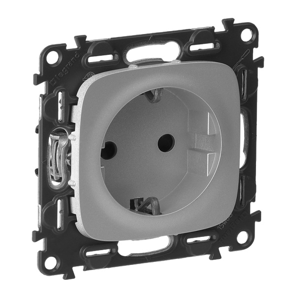 Legrand Valena ALLURE DIY Алюм Розетка 1-ая с/з с защитными шторками, винт.зажим 753924