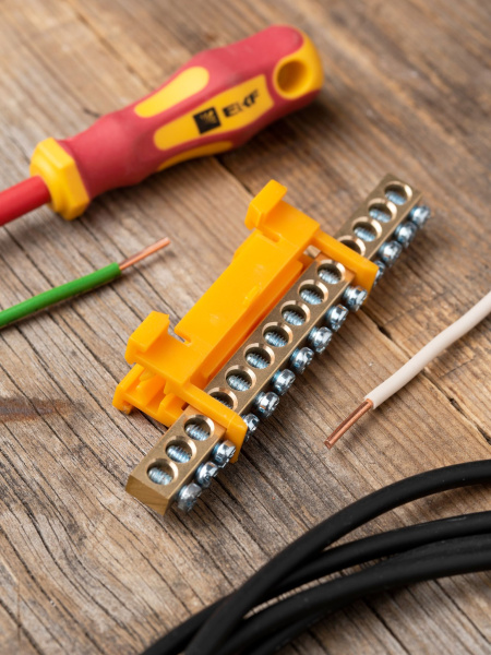 Купить EKF PROxima Шина "0" PE (6х9мм) 14 отверстий латунь желтый изолятор тип "Стойка" на DIN-рейку