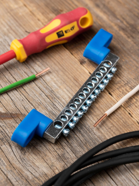 Купить EKF PROxima Шина "0" N (6x9мм) 12 отв. цинк 2 синих угловых изолятора