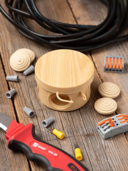 Купить EKF PROxima Коробка распаячная КМР-040-038 с крышкой (65х40) 4 мембранных ввода светлое дерево IP54