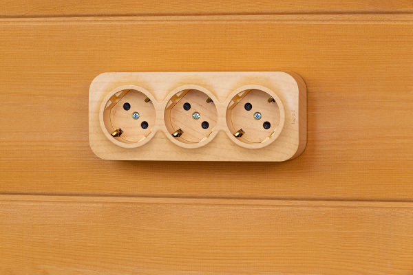 Купить Legrand Quteo IP 20 Дерево Розеточный блок с предварительным подключением 3 x 2К+З с защитными шторками - 16 A - 250 В~ 782288