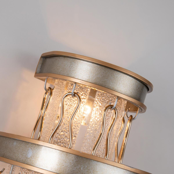 Купить Favourite Classic настенный светильник каркас цвета французского серебра с золотой окантовкой, декоративные элементы из металла золотого цвета, подвес 2696-2W