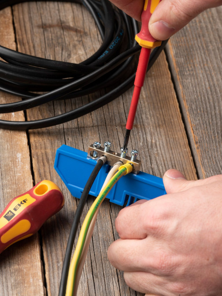 Купить EKF PROxima Шина "0" N (6х9мм) 4 отверстия латунь синий изолятор на DIN-рейку