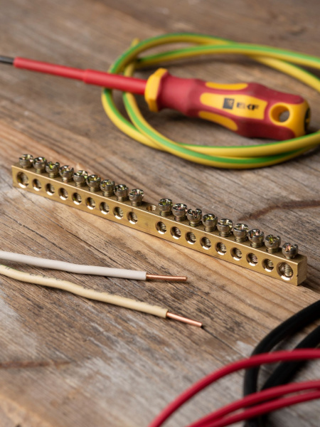 Купить EKF PROxima Шина PEN "ноль-земля" (6х9мм) 18 отверстий латунь крепеж по центру