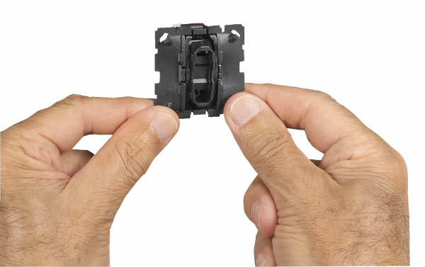 Купить Legrand Celiane Мех Переключатель 1-полюсный, на 2 направления, 10 AX, 230 В 067001