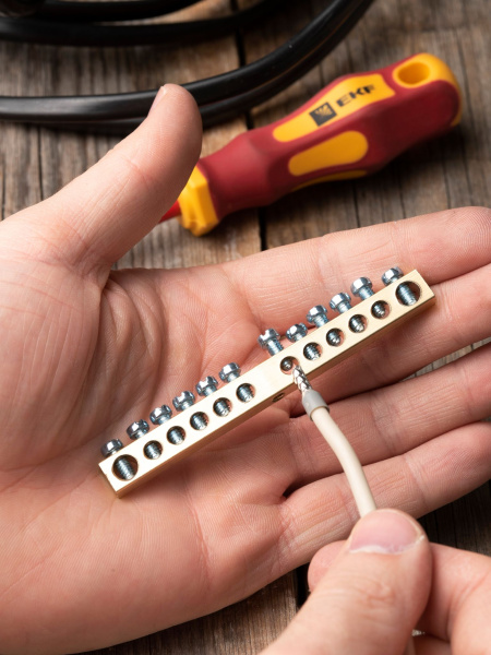 Купить EKF PROxima Шина PEN "ноль-земля" (6х9мм) 12 отверстий латунь крепеж по центру