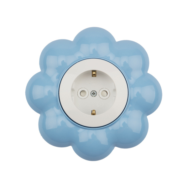 Kranz Розетка одноместная HAPPY с/у, с заземлением и защитными шторками Цветок, белая/голубая KR-78-0628