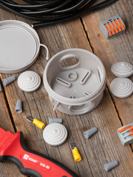 Купить EKF PROxima Коробка распаячная КМР-040-038 с крышкой наружная (65х40) 4 мембранных ввода IP54