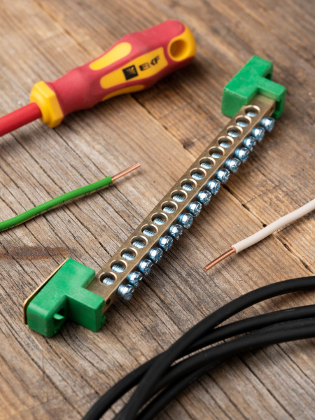 Купить EKF PROxima Шина "0" PE 6x9мм 16 отверстий латунь с контактной пластиной 2 зелёных угловых изолятора