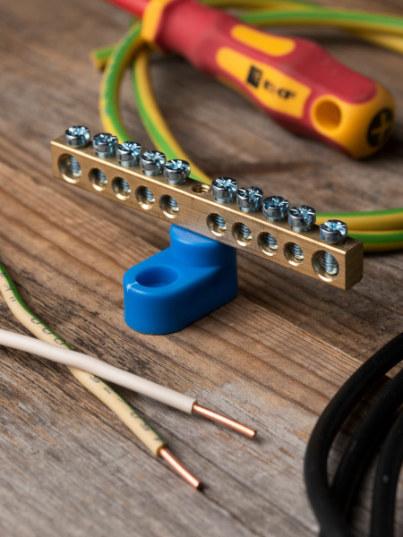 Купить EKF PROxima Шина "0" N (6х9мм) 10 отверстий латунь синий угловой изолятор