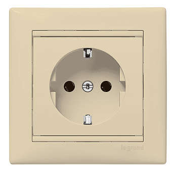 Legrand Valena Крем Розетка 1-ая с/з литая 774323