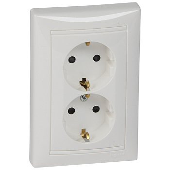 Legrand Valena Бел Розетка 2-ая с/з с защитными шторками литая 774427