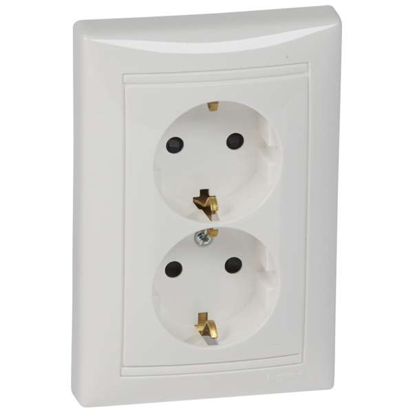 Legrand Valena Бел Розетка 2-ая с/з с защитными шторками литая 774427