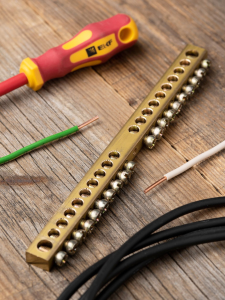 Купить EKF PROxima Шина PEN "ноль-земля" (8х12мм) 20 отверстий латунь крепеж по центру