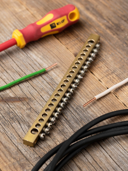 Купить EKF PROxima Шина PEN "ноль-земля" (6х9мм) 20 отверстий латунь крепеж по краям