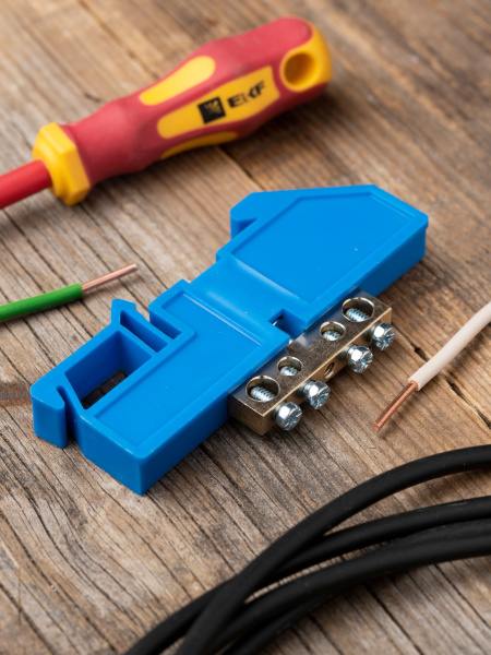 Купить EKF PROxima Шина "0" N (6х9мм) 4 отверстия латунь синий изолятор на DIN-рейку