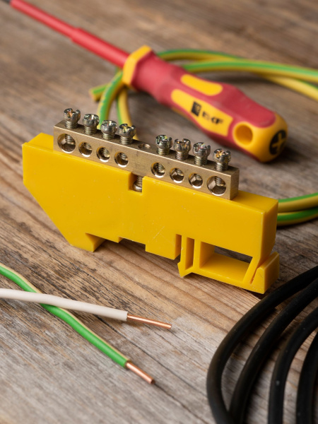 Купить EKF PROxima Шина "0" N (6х9мм) 8 отверстий латунь желтый изолятор на DIN-рейку