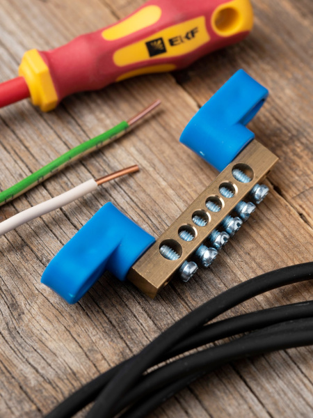 Купить EKF PROxima Шина "0" N (6х9мм) 6 отверстий латунь 2 синих угловых изолятора