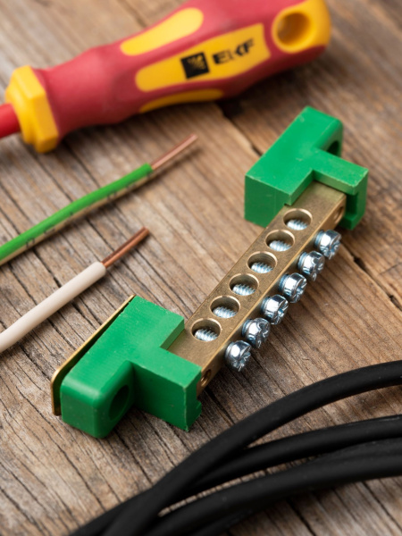 Купить EKF PROxima Шина "0" PE 6x9мм 6 отверстий латунь с контактной пластиной 2 зелёных угловых изолятора