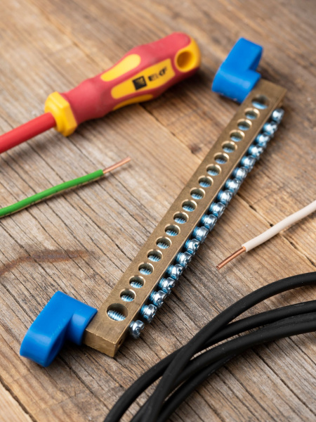 Купить EKF PROxima Шина "0" N (8х12мм) 18 отверстий латунь 2 синих угловых изолятора