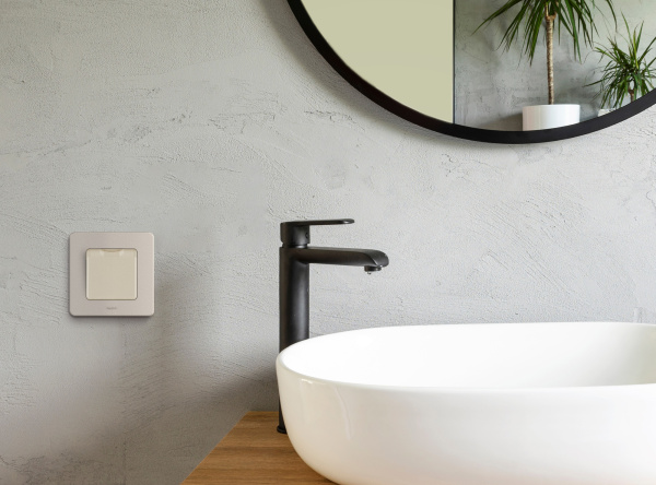 Купить Legrand INSPIRIA Слоновая кость Розетка 2К+З IP 44 с откидной крышкой и шторками - немецкий стандарт - 16 А - 250 В 673741