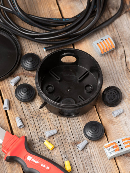 Купить EKF PROxima Коробка распаячная КМР-040-039 с крышкой (85х40) 4 мембр. ввода чёрная IP54