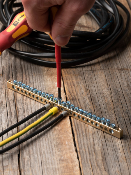 Купить EKF PROxima Шина PEN "ноль-земля" (6х9мм) 24 отверстия латунь крепеж по краям