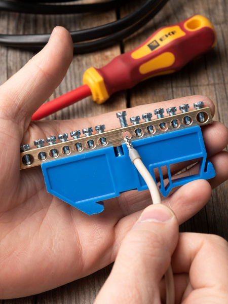 Купить EKF PROxima Шина "0" N (6х9мм) 14 отверстий латунь синий изолятор на DIN-рейку