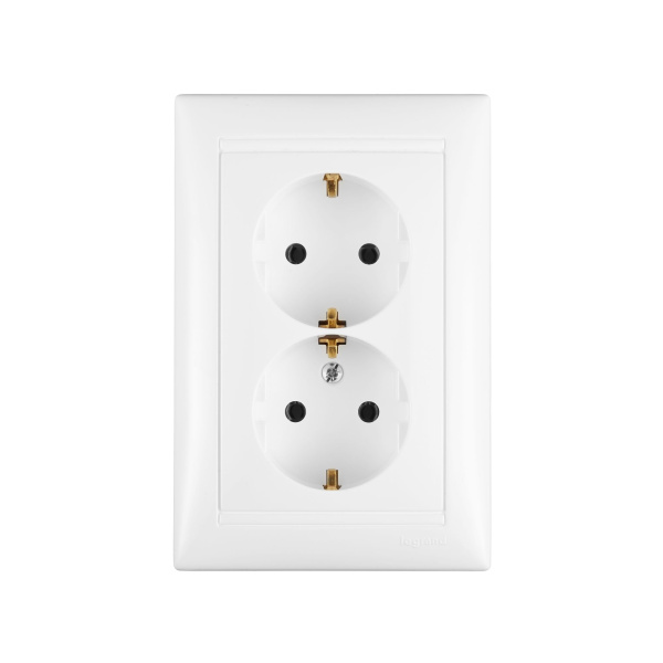 Купить Legrand DIY Valena Бел Розетка 2-ая с/з литая 694272