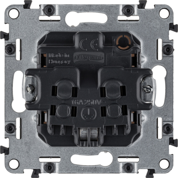 Купить Legrand Valena ALLURE DIY Бел Розетка 1-ая с/з с защитными шторками, винт.зажим 753724