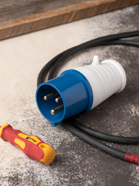 Купить EKF PROxima Вилка переносная 023 2Р+РЕ 32А 220В IP44