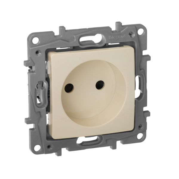 Legrand Etika Слоновая кость Розетка б/з со шторками, винтовые клеммы 672334