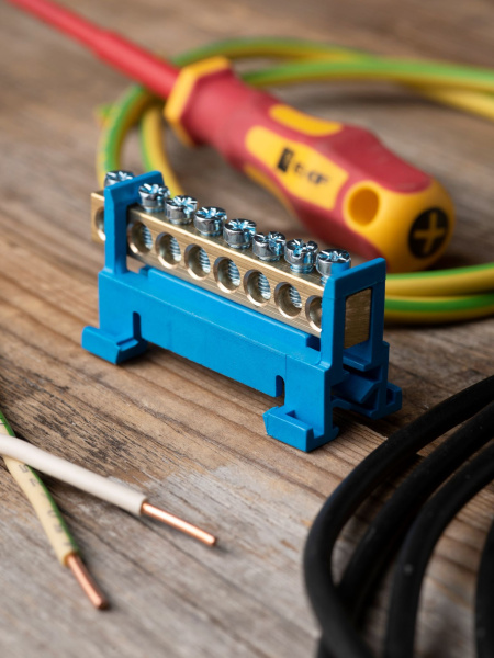 Купить EKF PROxima Шина "0" N (6х9мм) 8 отверстий латунь синий изолятор тип "Стойка" на DIN-рейку