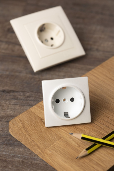 Купить EKF PROxima Валенсия лицевая панель розетки 1-местной с/з 16А жемчуг с защ. штор.