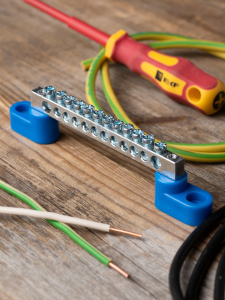 Купить EKF PROxima Шина "0" N (6x9мм) 12 отв. цинк 2 синих угловых изолятора