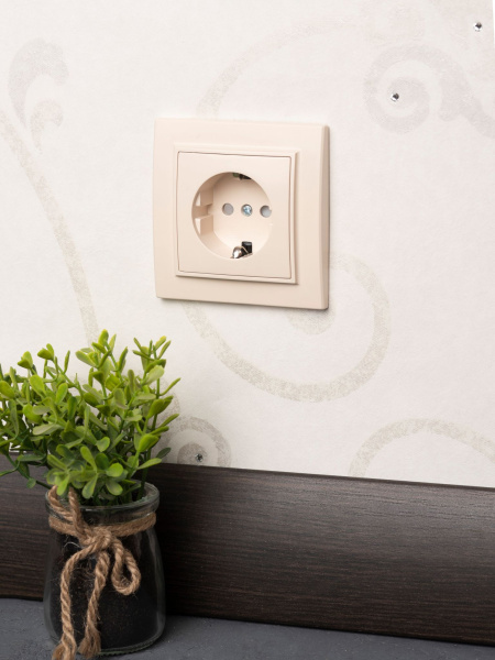 Купить EKF Basic Минск Бежевый Розетка с/з, со шторками, 16А, СП