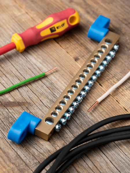 Купить EKF PROxima Шина "0" N (8х12мм) 16 отверстий латунь 2 синих угловых изолятора