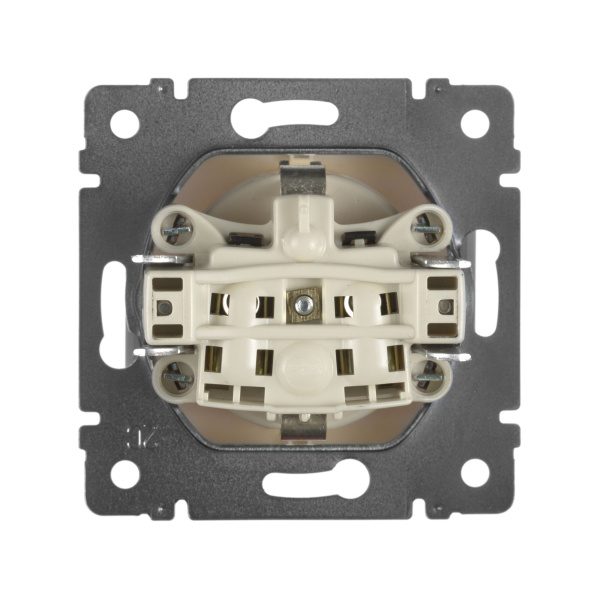 Купить Legrand Valena Крем Розетка 1-ая с/з 774320