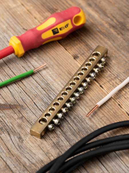 Купить EKF PROxima Шина PEN "ноль-земля" (6х9мм) 14 отверстий латунь крепеж по краям