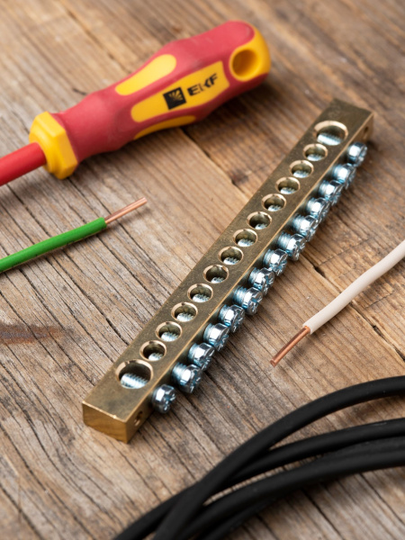 Купить EKF PROxima Шина PEN "ноль-земля" (8х12мм) 14 отверстий латунь крепеж по краям