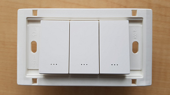 Anam Legrand e-Fren Выключатель 3-кл. с ПОДСВЕТКОЙ, ПРОХОДНОЙ, белый 853017