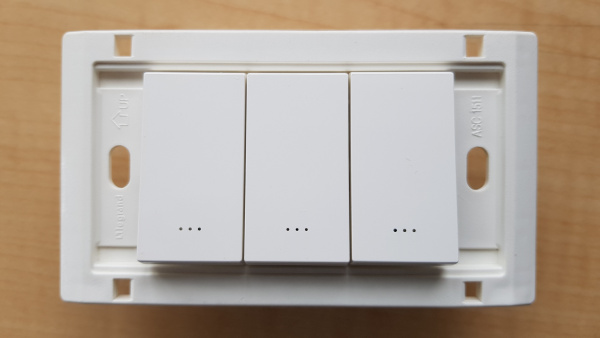 Anam Legrand e-Fren Выключатель 3-кл. с ПОДСВЕТКОЙ, ПРОХОДНОЙ, белый 853017