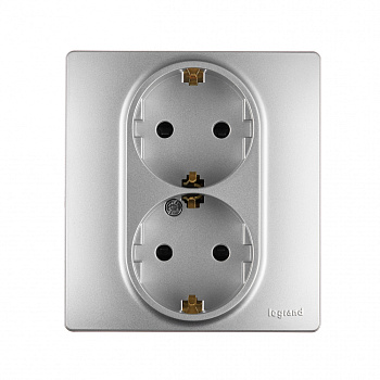 Legrand Etika Алюминий Розетка 2-ая с/з со шторками, автоматические клеммы 672433
