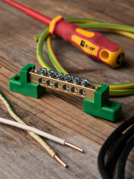 Купить EKF PROxima Шина "0" PE 6x9мм 6 отверстий латунь с контактной пластиной 2 зелёных угловых изолятора